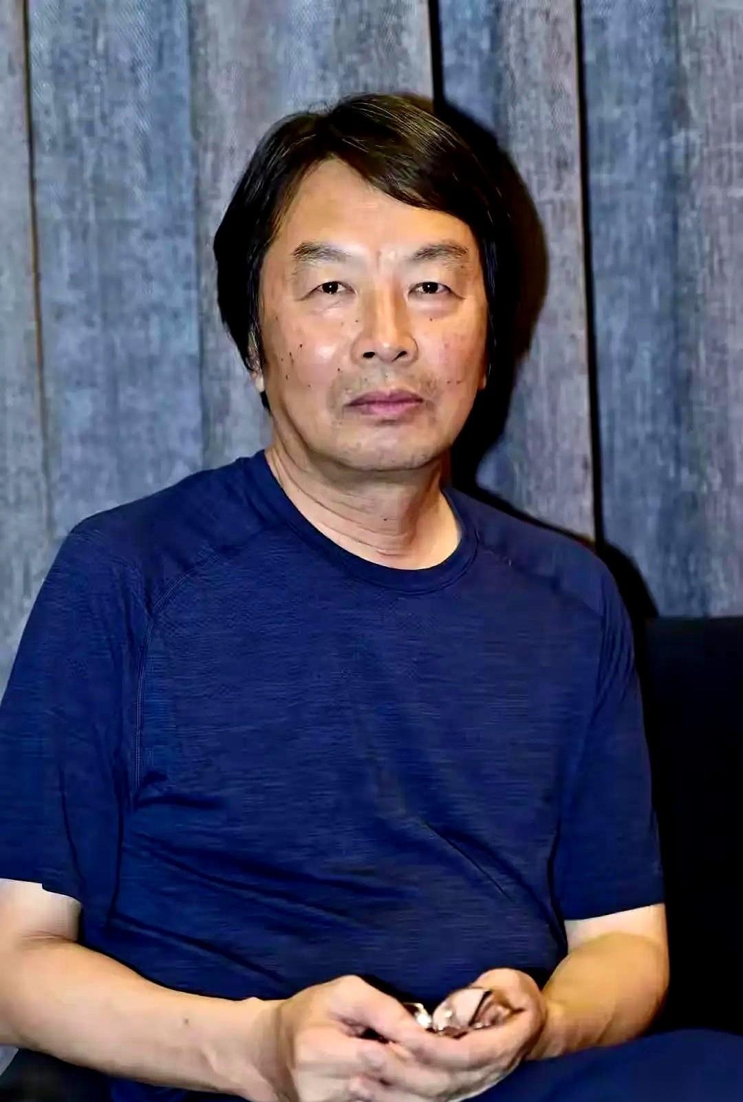 两个人往那一坐，谁先开口，谁就已经输了一半。真的。这不是什么内向外向的性格问