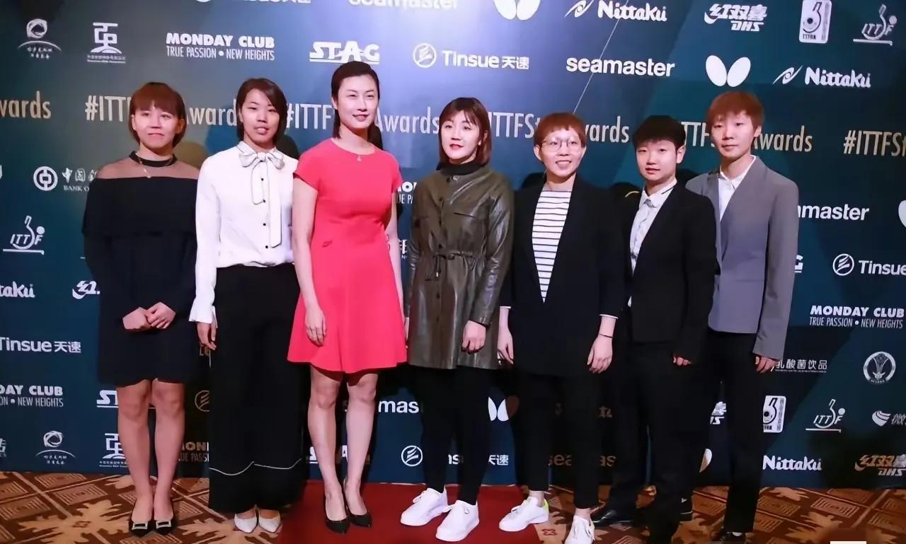 孙颖莎王曼昱这小西装穿的真笔挺，小皮鞋擦的直反光，真的也蛮好看的！现在的莎莎不