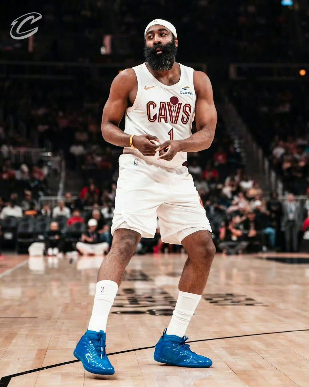 哈登上一次季后赛打猛龙，场均拿下19分5篮板10.2助攻1抢断1.2盖帽，投篮命