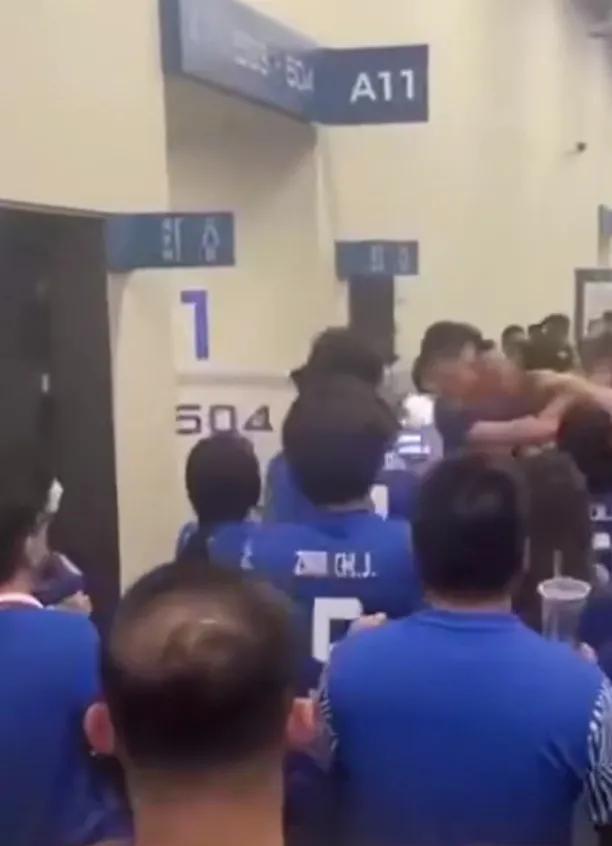 申花球迷真的还需要冷静！在与蓉城比赛结束后又和蓉城球迷不愉快了！我记得在两个多月