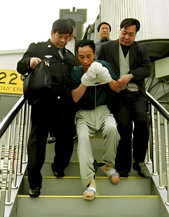 2001年3月16日凌晨，石家庄的夜空被几声巨响撕裂。当消防队员赶到棉三宿舍1