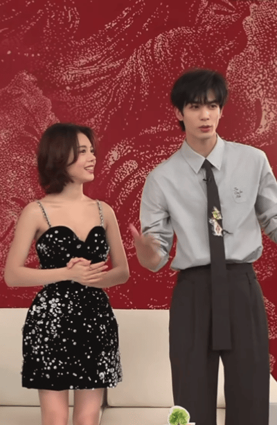 李佳琦演我嗑龙麦宋威龙赵今麦直播送新年祝福甜度拉满！宋威龙认真祝福：新年快乐，天