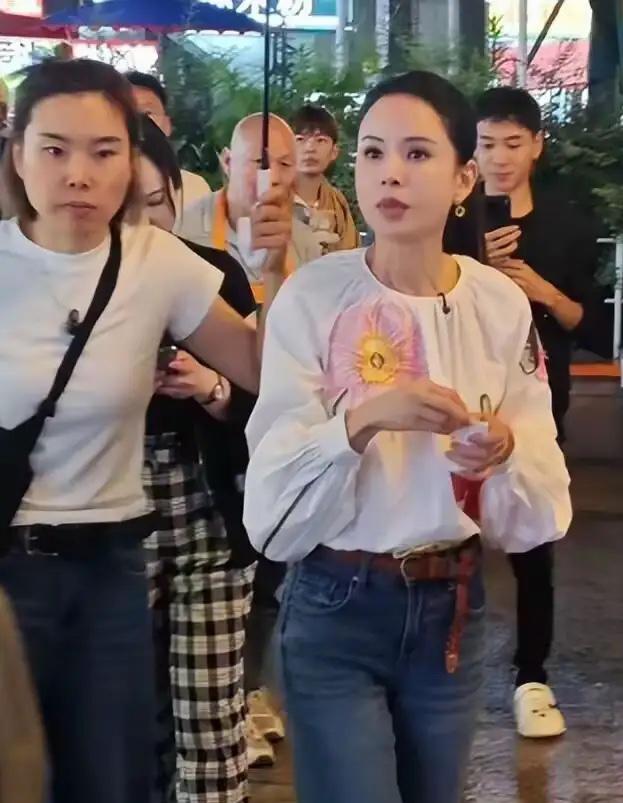 昨晚上海泗泾夜市惊现
