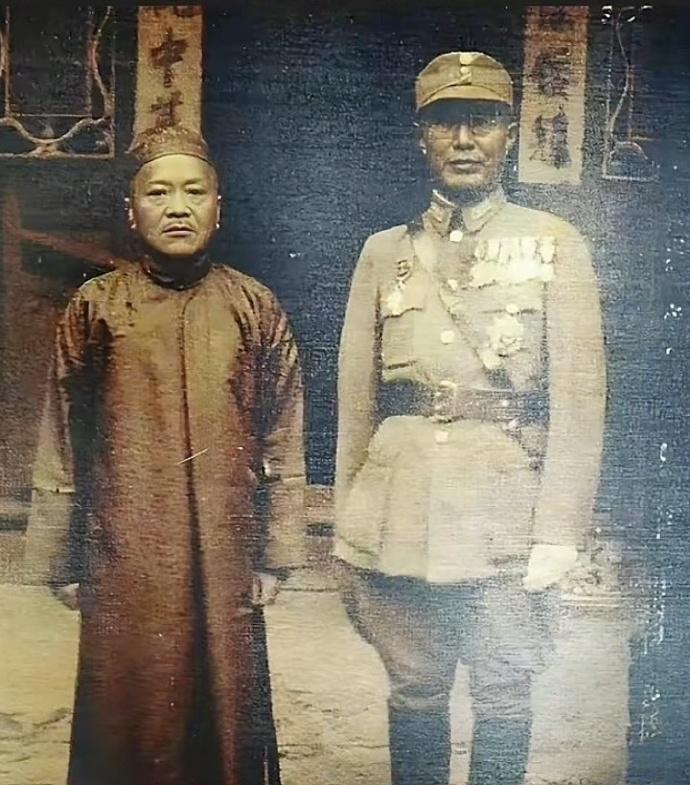 40年代，何应钦和二哥何应禄在老家风波湾禄园正房前的一张留影，门两旁有特别醒目的