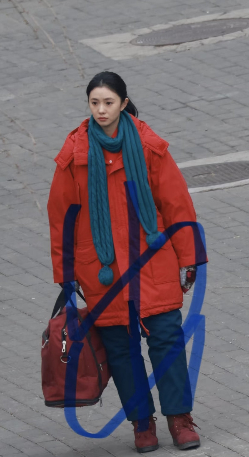 刘浩存好丑的衣服好美的脸，极致反差，看来是妆造老师get到了反差美学。