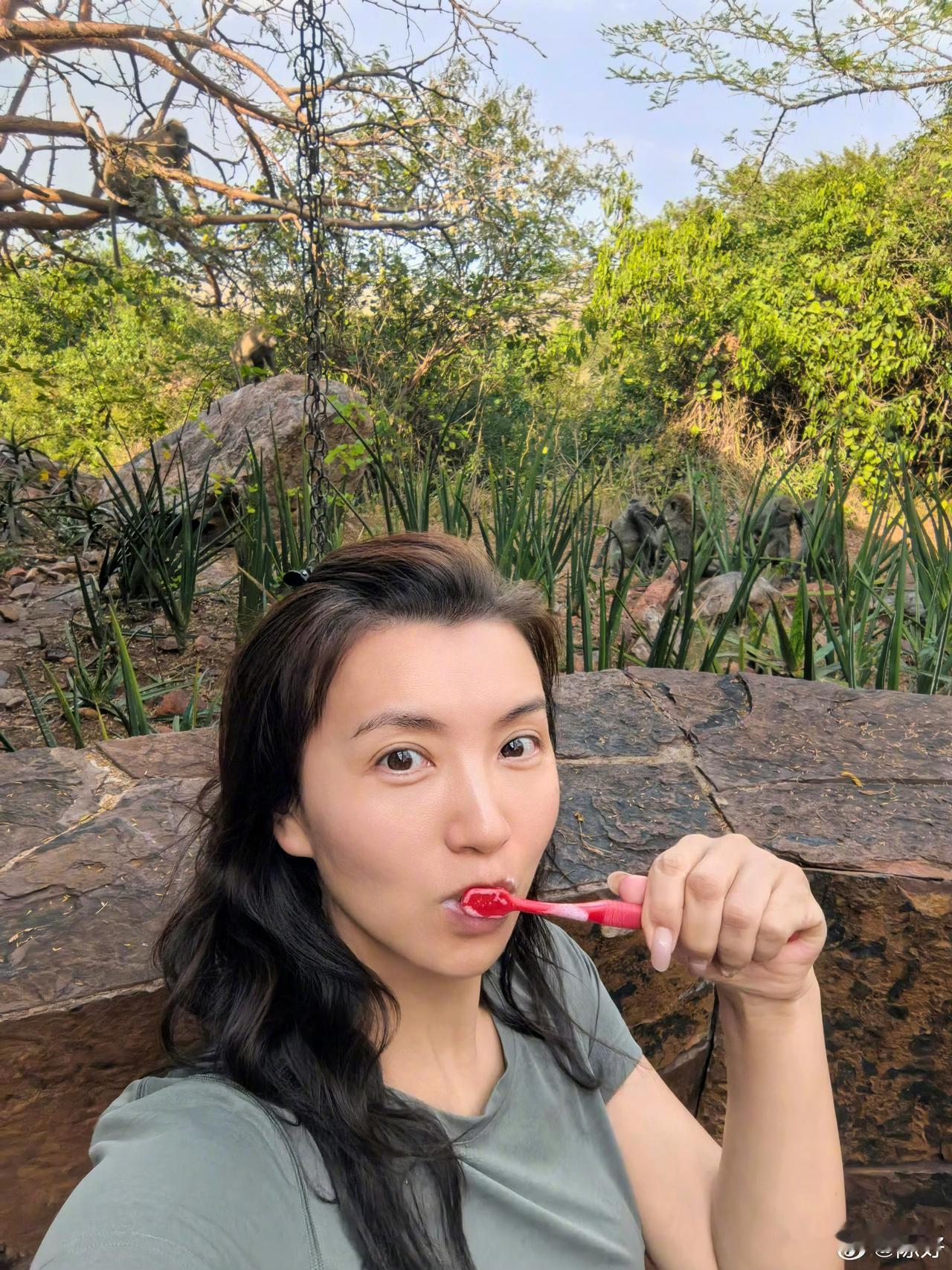 45岁“万人迷”陈好素颜野外刷牙，高清镜头下皮肤状态“好到爆”。万人迷陈好，