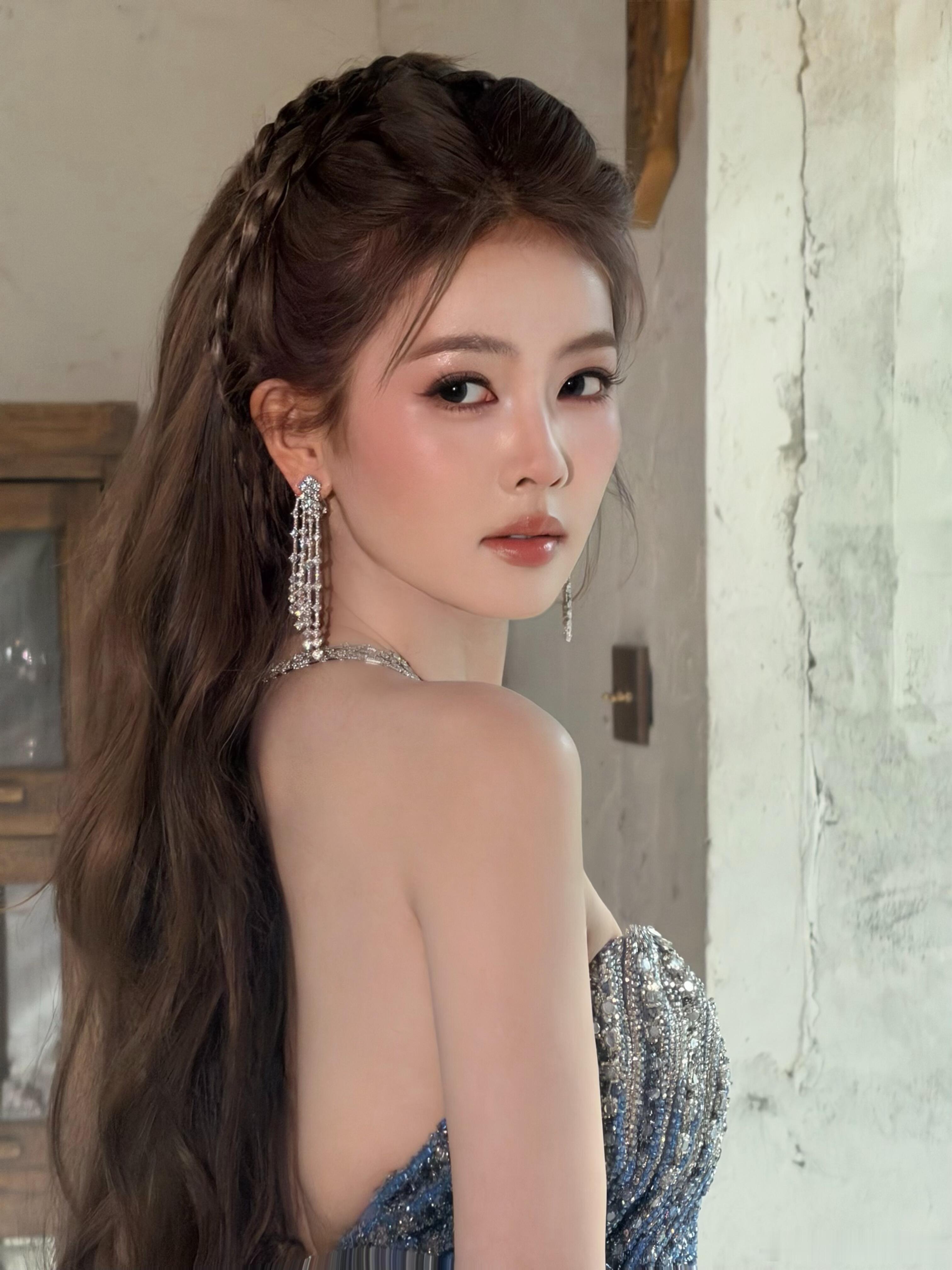 白鹿是把“仙”和“媚”揉碎了穿在身上吧✨茶棕发挽成蓬松的碎发盘髻，衬得肩颈线条像