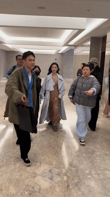 周冬雨现在很忙吗？为什么每次露面都是一副慌慌张张好像很赶的样子？就是那种连鞋子都