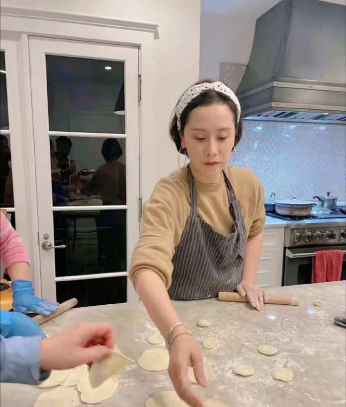 47岁海清在家包饺子款待朋友，她打扮得像家庭主妇，好有烟火气息​​​