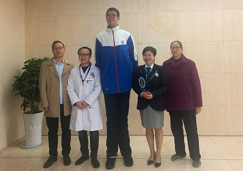 身高这个话题，总能牵动万千家长的心。最近，山东一个13岁的男孩火了，原因很简单也很扎眼——他的身高已