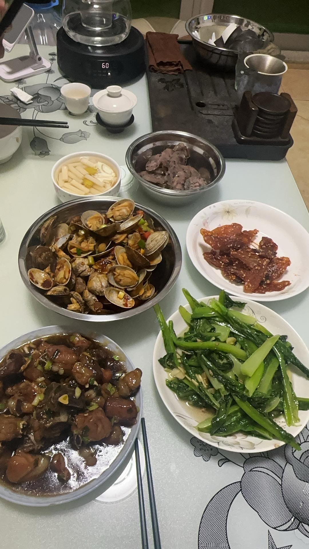 下班回家跟家人凑了顿小饭局，随手做的几道菜，吃得那叫一个香！最爱的就是这盘