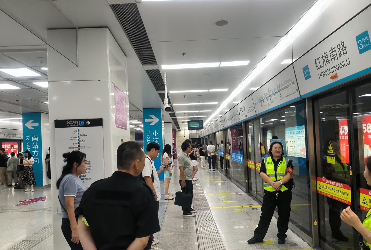坐标天津:2025.9.2日傍晚准备去海河津湾广场逛逛看看天津灯光秀，从家出来在