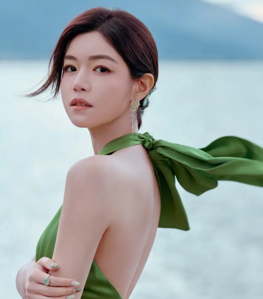 陈妍希洱海边漫步绿色露背裙尽显雪肌之美