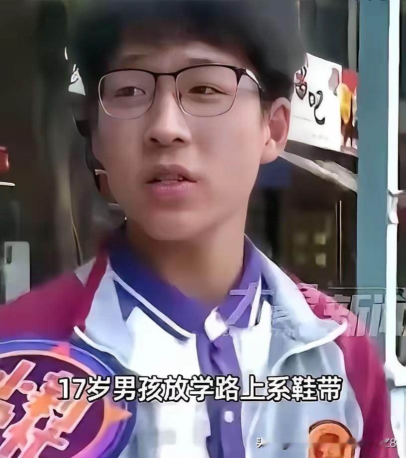 5月5日，河南平顶山，17岁中学生席嘉豪放学途中弯腰系鞋带，意外在路边草丛捡到一