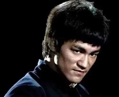 李小龙真的有那么厉害吗？这个问题在李小龙在世的时候就回答过记者！李小龙是