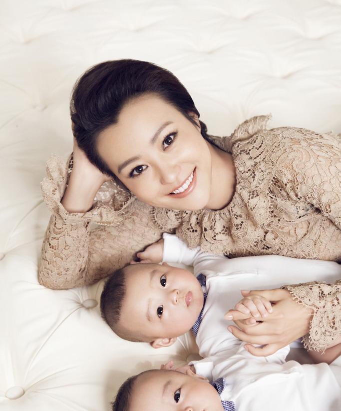 一次，主持人问郝蕾:“你家双胞胎长得这么像，你是怎么辨认他们两个的？”郝蕾说:“