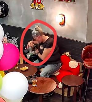 北京一小酒馆三名外国人喝啤酒，女子偷偷把啤酒杯塞进背包，得手后还和同伴击拳庆祝，