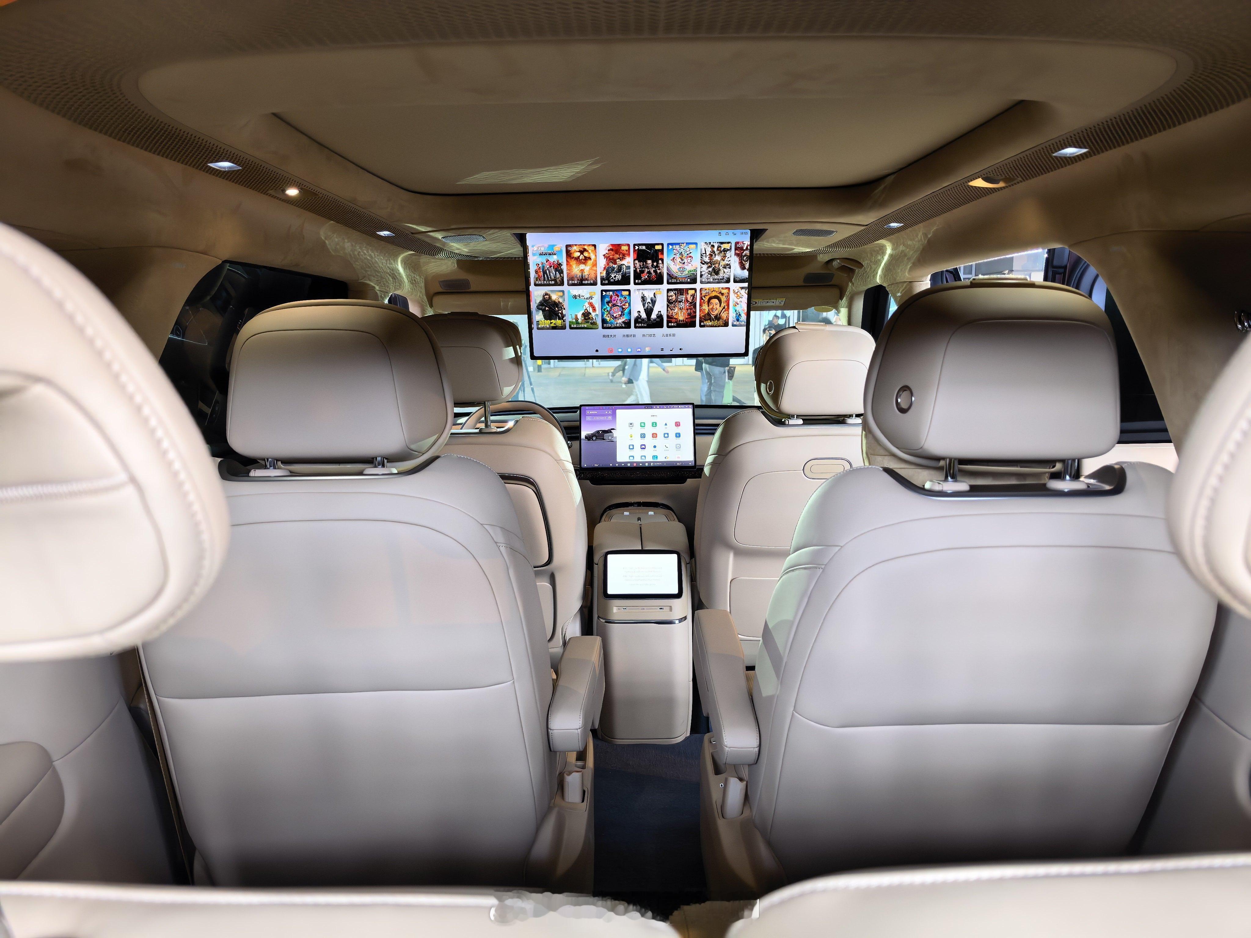 小鹏GX作为小鹏首款全尺寸SUV，设计完全在我的审美点上，车身采用游艇式流线，全