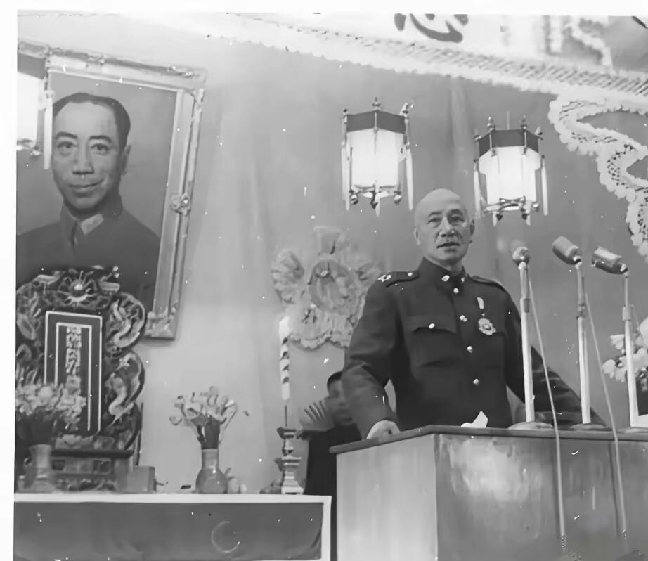 1951年，几个农民用铁镐，用了7天才敲开了戴笠的水泥墓，没想到里面是这些：皮鞋