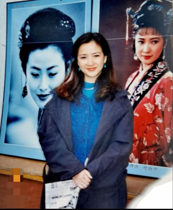 1998年，当时34岁的何晴在《三国演义》剧组休息时，手持报纸的老照片，气质温婉
