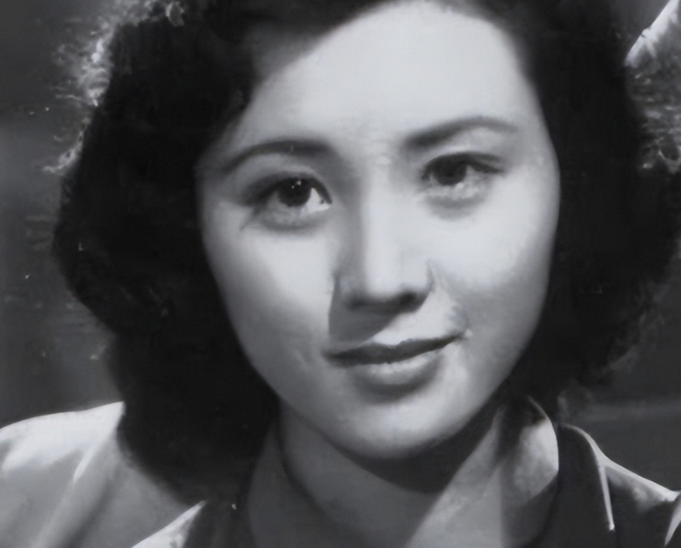 1942年，一女八路从来不洗脚，引起了游击队长甄凤山的警惕，他半夜潜入女队员房间