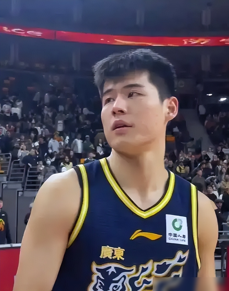 山东男篮想挖广东的墙角，结果宏远直接开口要价3000万，一个打替补的00后凭什么这么贵？这个被标上天