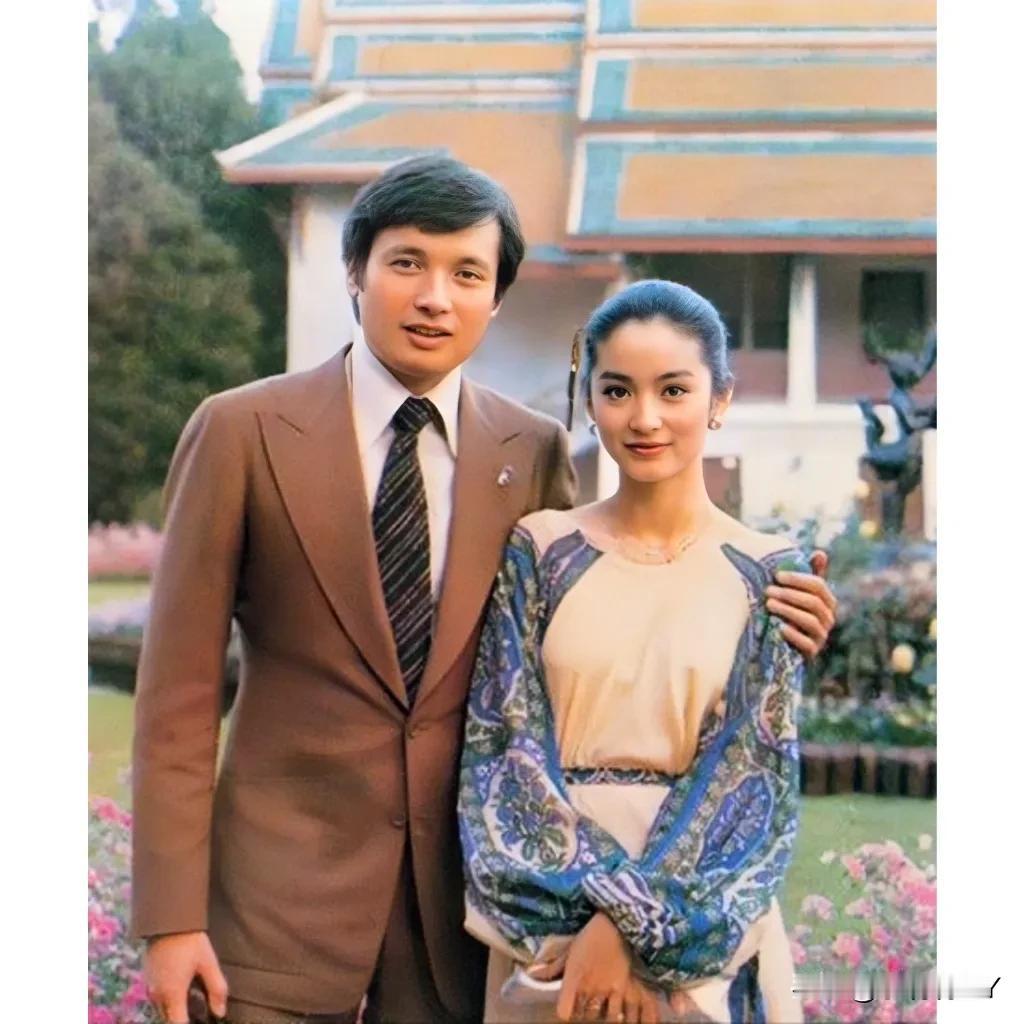 这张照片拍摄于1979年，秦祥林与女友林青霞在泰国的留影旧照，那时候秦祥林31岁