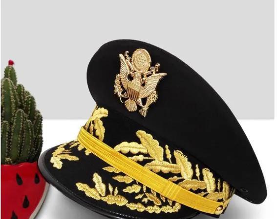 美国陆军军官大檐帽整体造型简洁，帽子上有一个帽徽和装饰。军官大檐帽的帽檐颜色为深