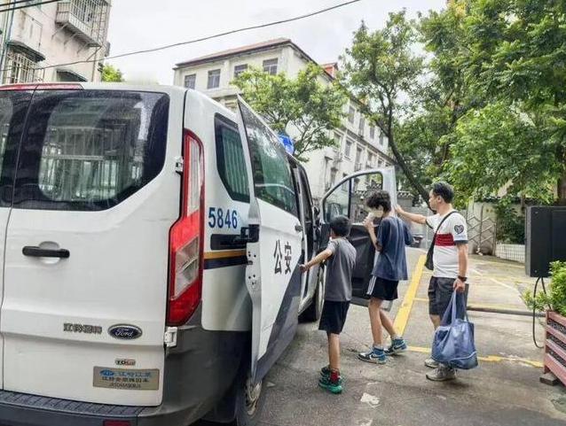 广州荔湾，俩男孩跟随亲属来到广州，没想到亲属临时跑去深圳打工，只留下一笔生活费，