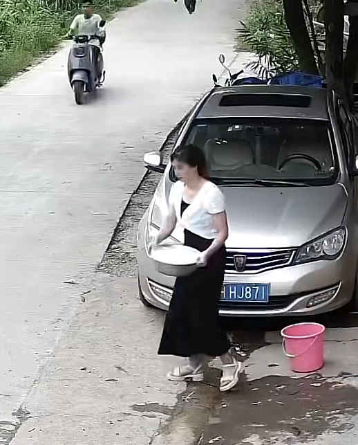 泼人家一身，还骂人这就叫先下手为强吗？