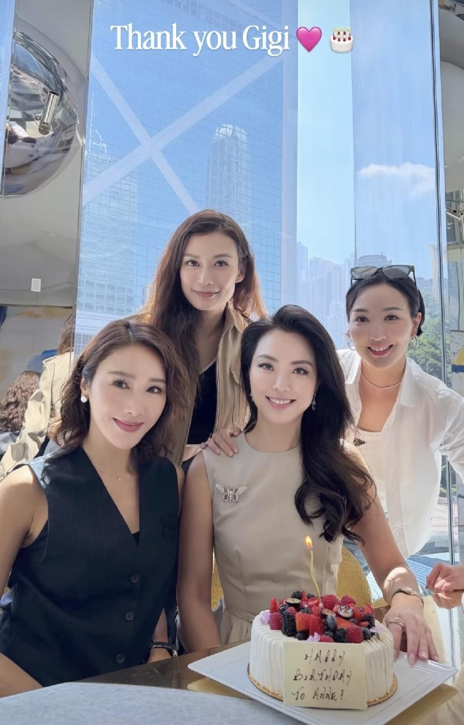 9月20日，黎姿与几位香港名媛好友相聚，一起为郭鹤年的堂侄女柳王明琪庆生，黎姿脸