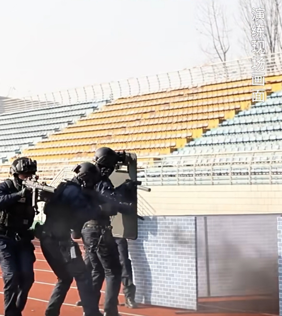 QCQ171不开托战术推进可还行，实际上79冲时代也有单位玩过类似姿态。