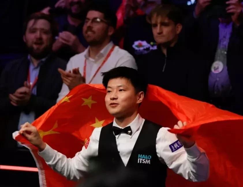 赵心童夺得冠军，我发现了一个细节，他拿下首座世锦赛后，他第一时间居然，没有挥