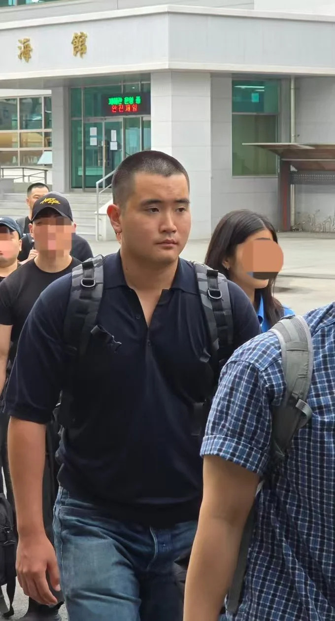 三星会长李在镕的儿子李智昊在韩国入伍了，他怎么长得那么像保镖[捂脸哭]李在镕和林世