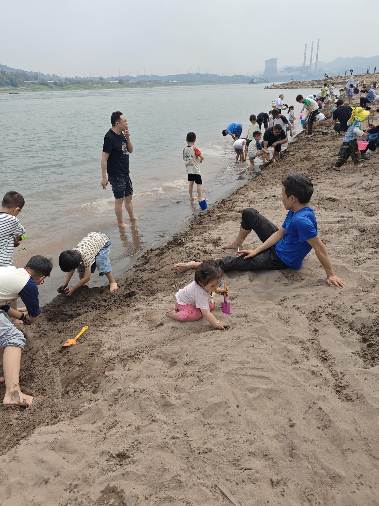 重庆大渡囗区牛栏坝的沙滩，是重庆主城区最美的沙滩，被游客们戏称为马尔代夫重庆分夫