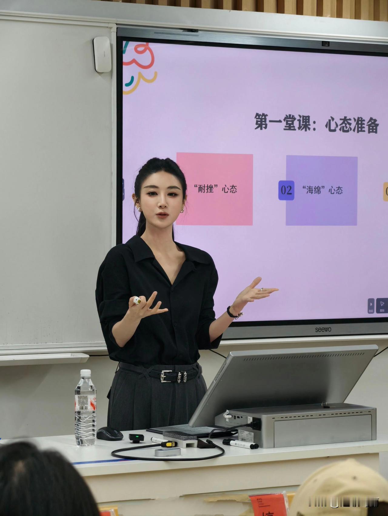 薇娅跑浙传当老师去了……怎么说呢！她没直播以前不是进娱乐圈了吗？没干出名堂，但