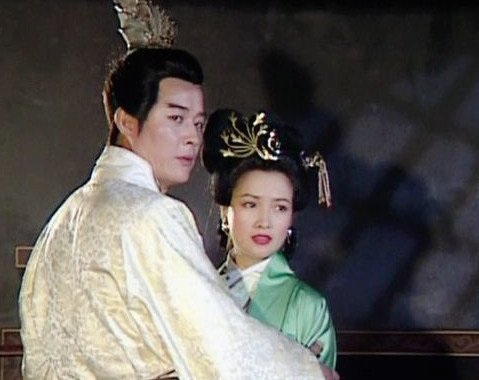 公元210年，孙权在周瑜的丧礼上指着他的幼女，便对着小乔说道：“我觉得她可以做我