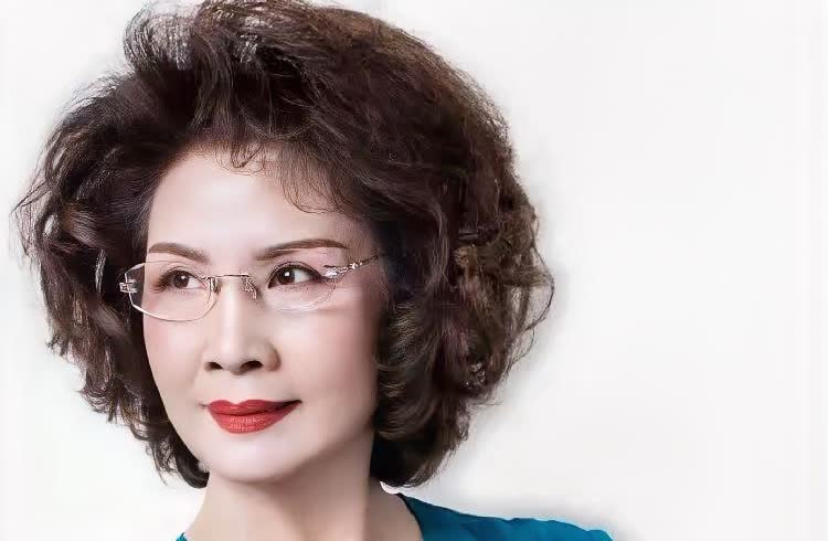 豫剧名家虎美玲的家庭关系主要如下：一、丈夫：郑州豫剧院导演，性格开朗，在艺术