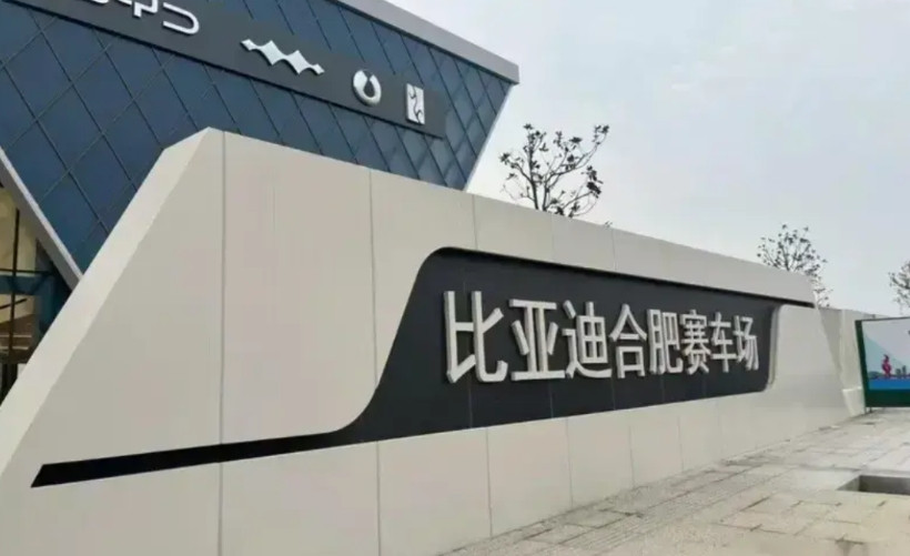 比亚迪合肥赛车场火遍车圈，BYD公关处总经理李云飞说:“把西北的沙土、东北的冰、