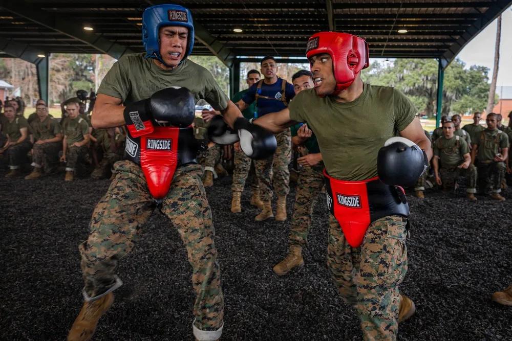 美国海军陆战队男性新兵进行自由搏击训练时，新兵穿着护头，以及保护身体的护具。