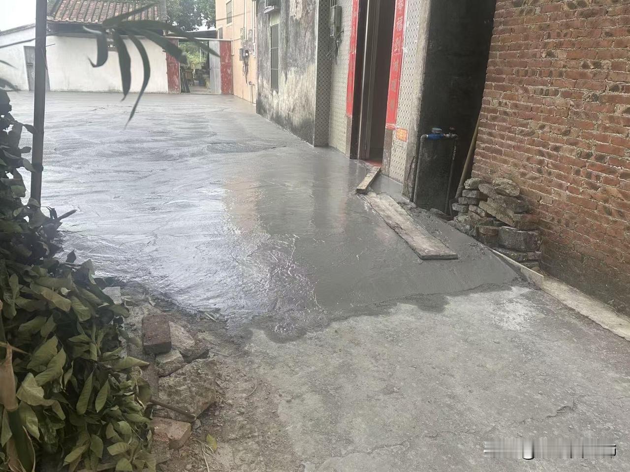 邻居把原来的路提高10公分，还弄个斜坡到我们这边来，你们说咋搞？去村委说过，跟他