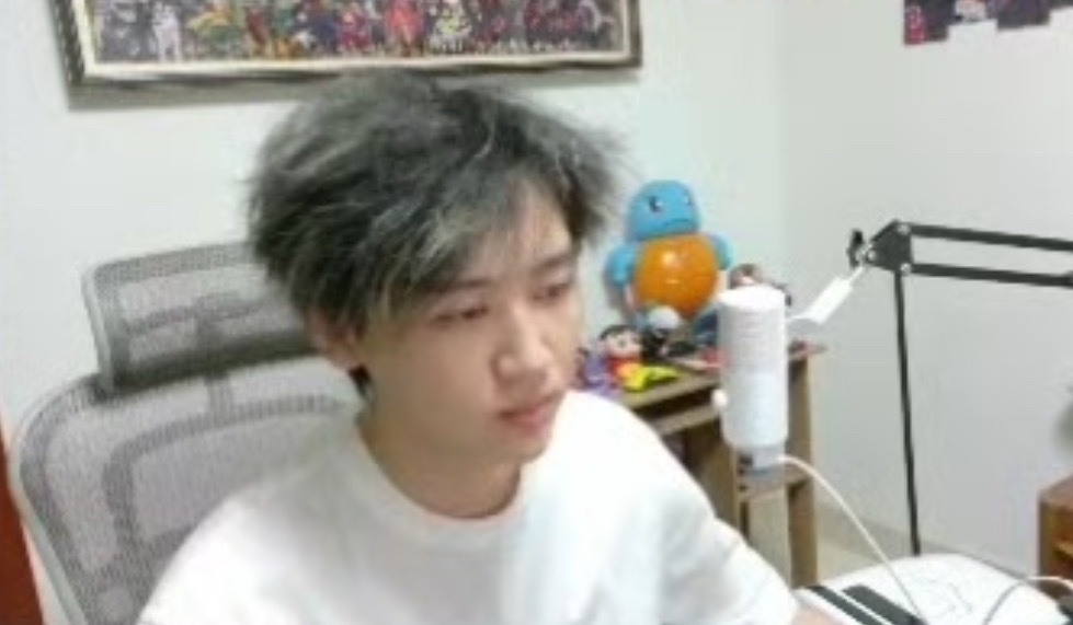 翔哥：十年前链子哥还在上大学的时候，他在打单排我曾经还赞助链子哥2w买电脑，就是