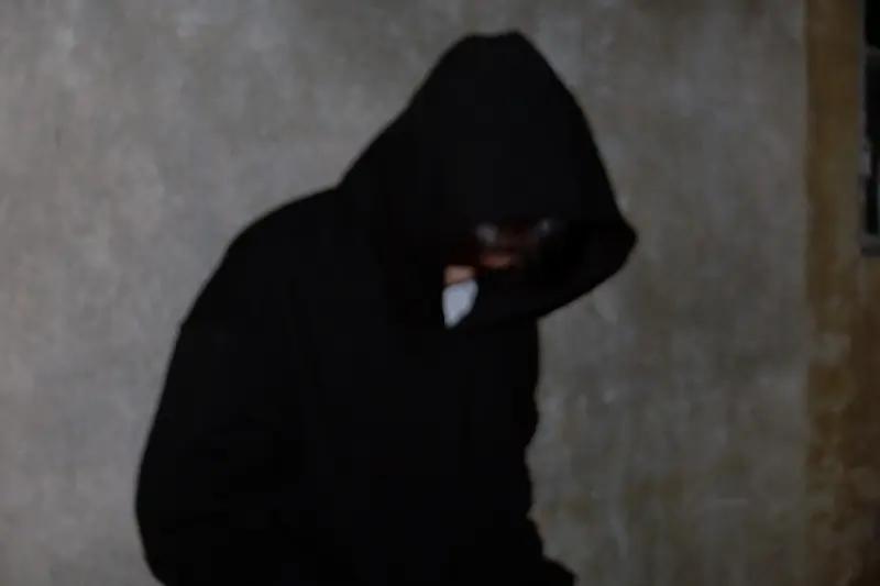 最近广东东莞这事儿太火了！一独居女生健身后独自回公寓，路上感觉有陌生黑衣男尾随。