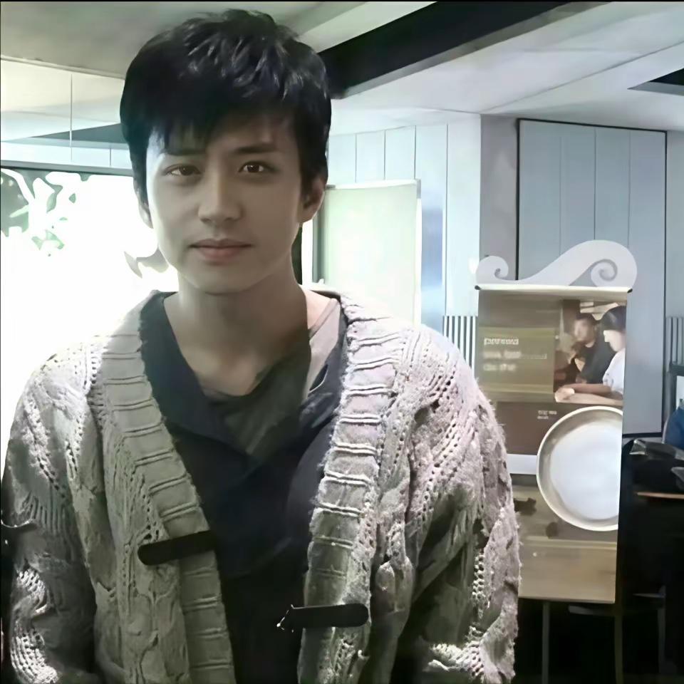 孙俪早期纯的像一朵小白花，曾以为是邓超高攀了孙俪，没想到邓超也是帅呆了