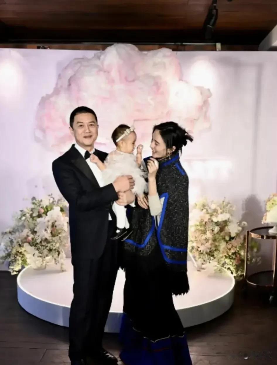 李亚鹏当年明明已经混到一线男明星的地位了，还运气爆棚娶到了天后王菲。而他只要