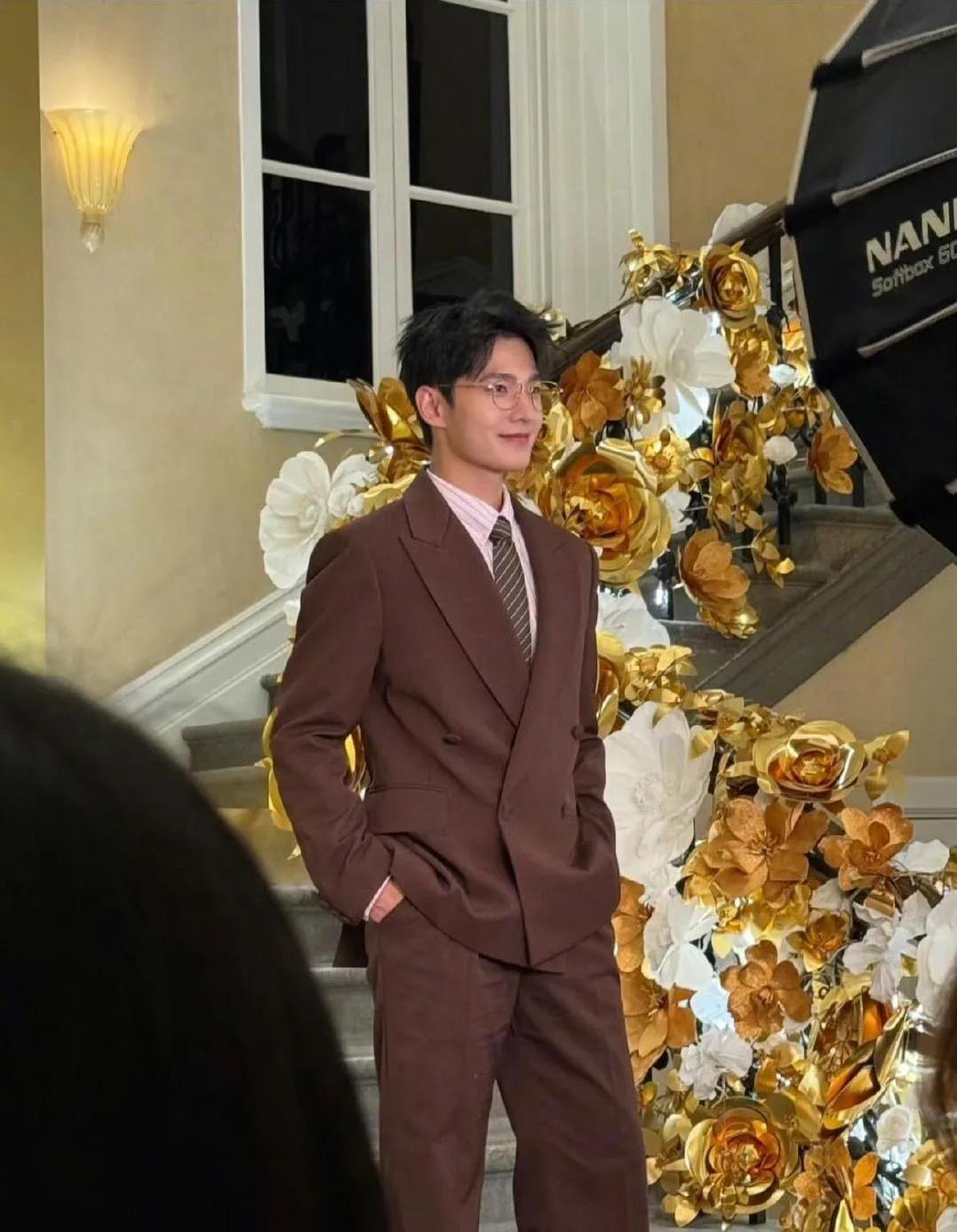 #杨洋田曦薇豪门兄妹##杨洋金丝眼镜#15日，杨洋、田曦薇、翟子路出席活动，