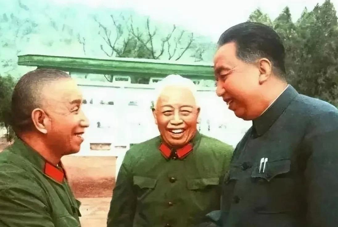 1978年军事科学院成立20周年，华国锋与粟裕将军、宋时轮将军握手！1978年3