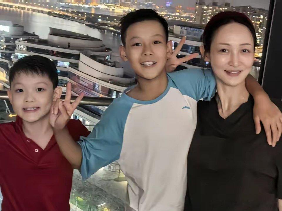 王皓和老婆闫博雅过二人世界，两口子在北京亮马河边户外餐厅吃饭，王皓喝了一大杯啤酒