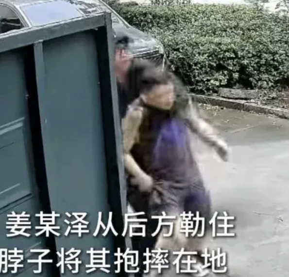 这是一个儿子的行为吗？就算他不是你亲爸，把你养了二十年，你也不应该这样去锁他的喉