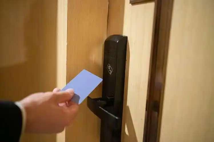 湖南岳阳，男子和女友花170元订了间大床房，熟睡到凌晨时，竟有一对陌生男女直接刷